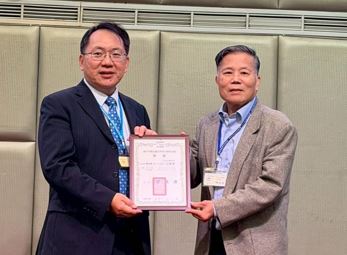 頒發理監事顧問聘書